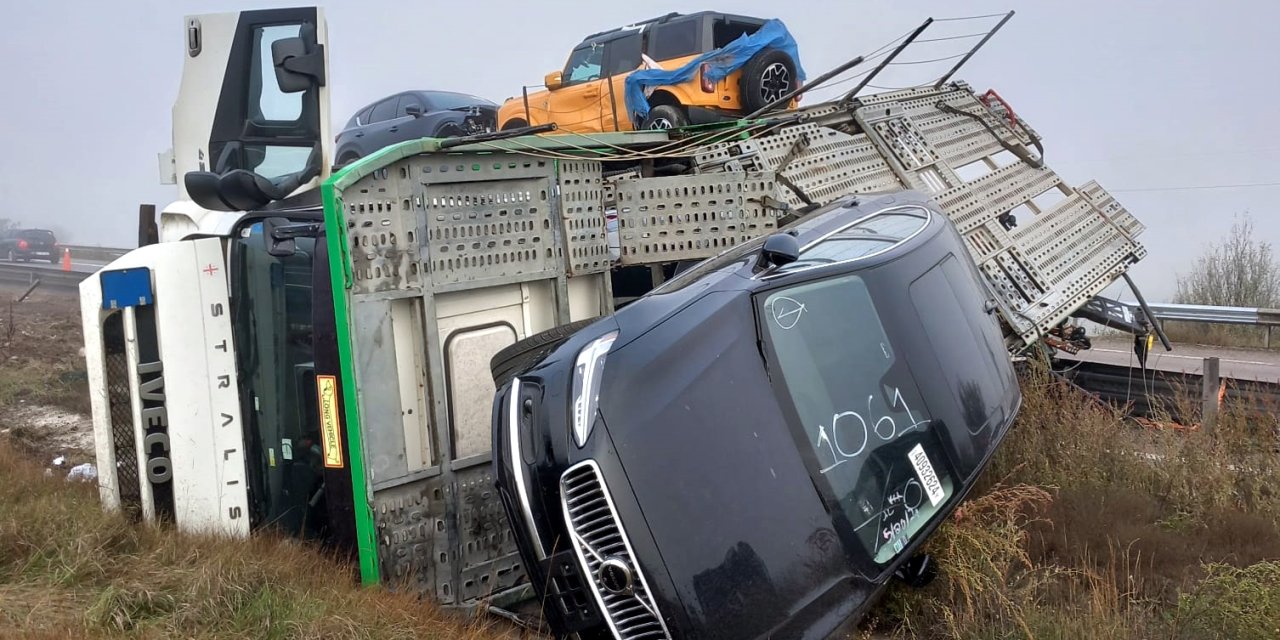 TIR devrildi, sıfır cipler bu hale geldi