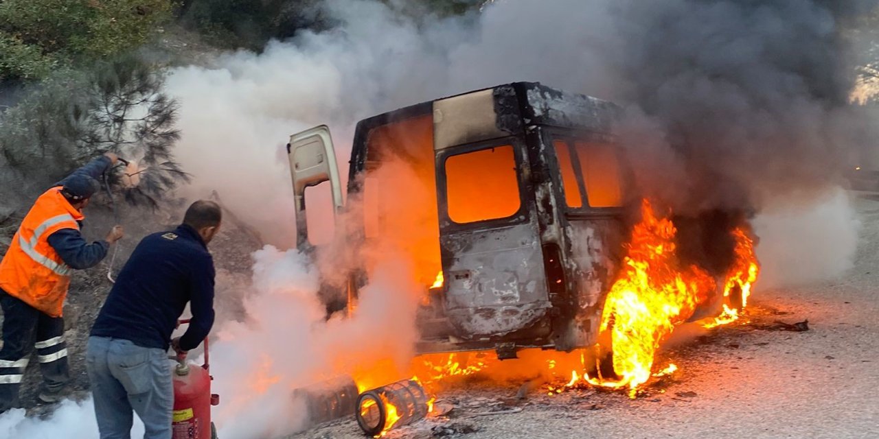 Seyir halindeki minibüs alevlere teslim oldu