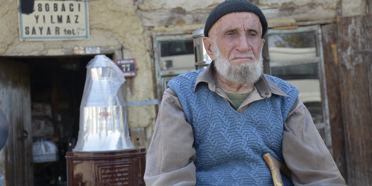 Sobacı dede, 100 yıllık dükkanında her gün müşterilerini bekliyor