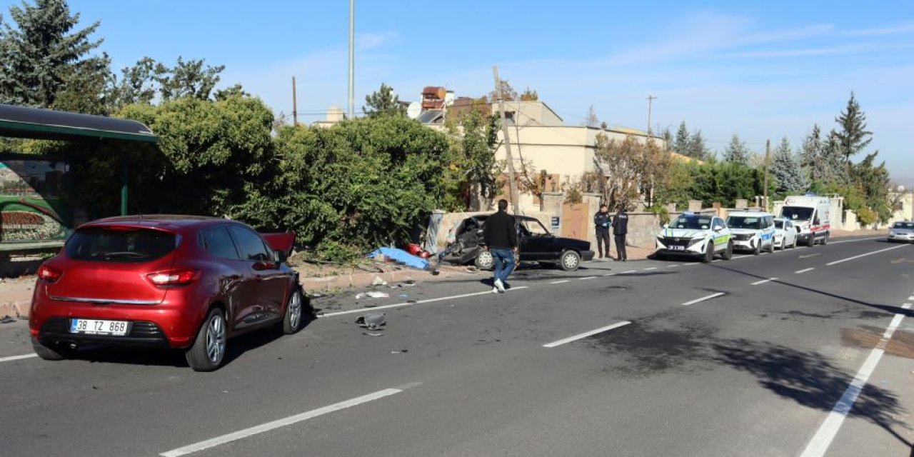 Otomobiller çarpıştı, TOFAŞ bu hale geldi: 1 ölü