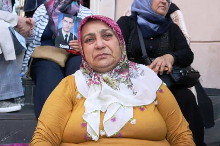 Acılı anne HDP önündeki eyleme hemşireyle katıldı