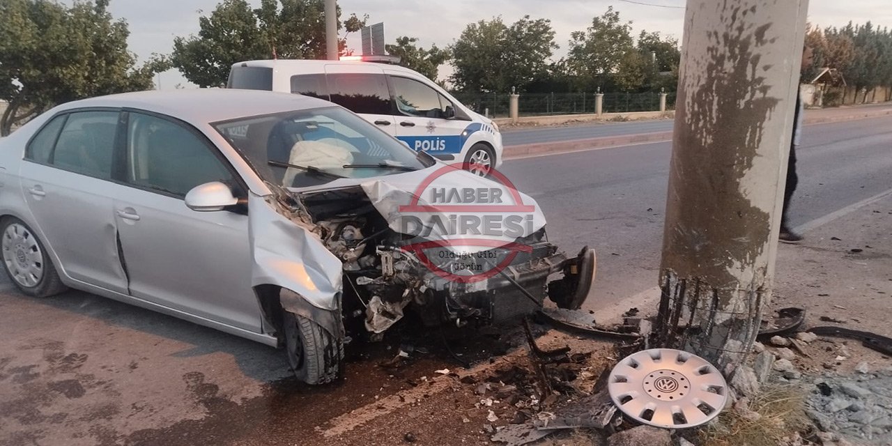 Konya’da otomobil direğe çarptı! 1’i ağır 3 yaralı var