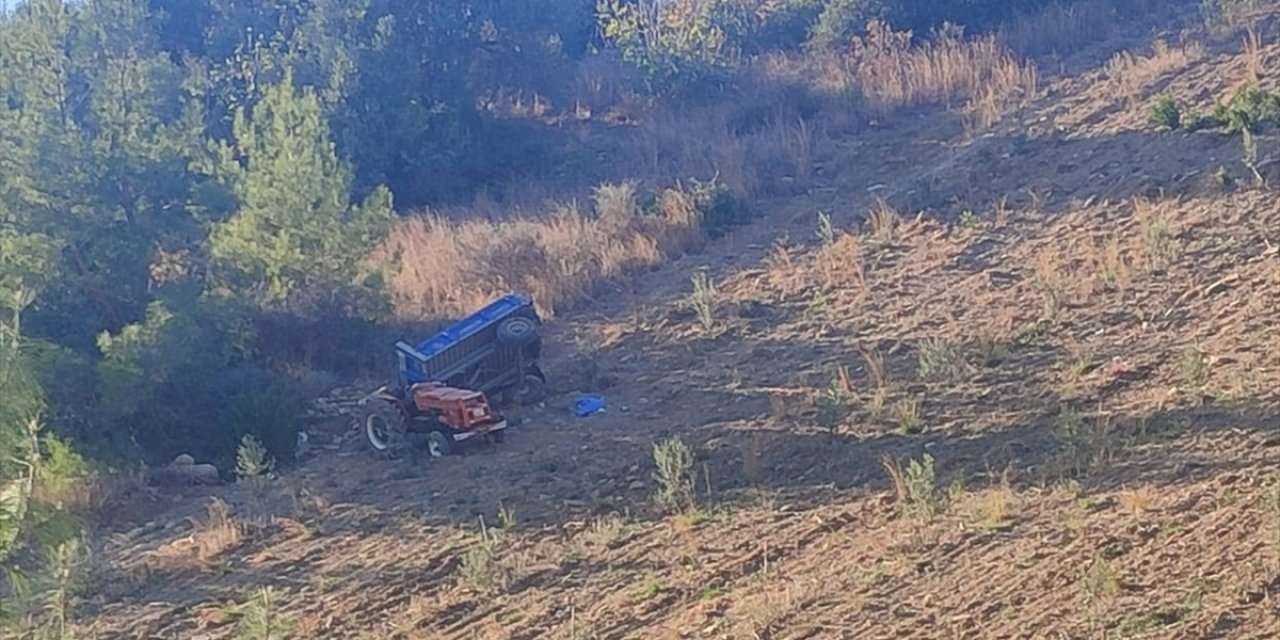 Devrilen traktörün sürücüsü hayatını kaybetti