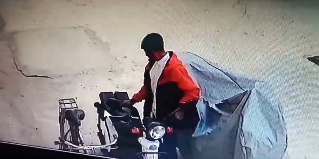 İki motosiklet çaldı, kameralara aldırış bile etmedi