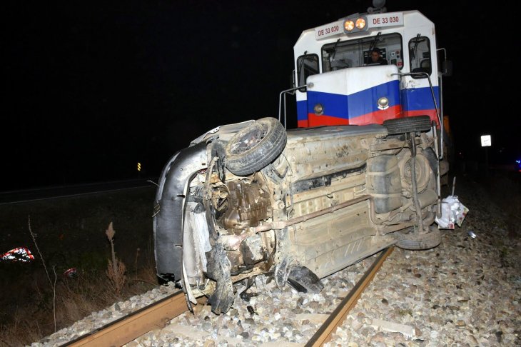 Otomobil takla atıp raylara düştü, tren çarptı, sürücü öldü