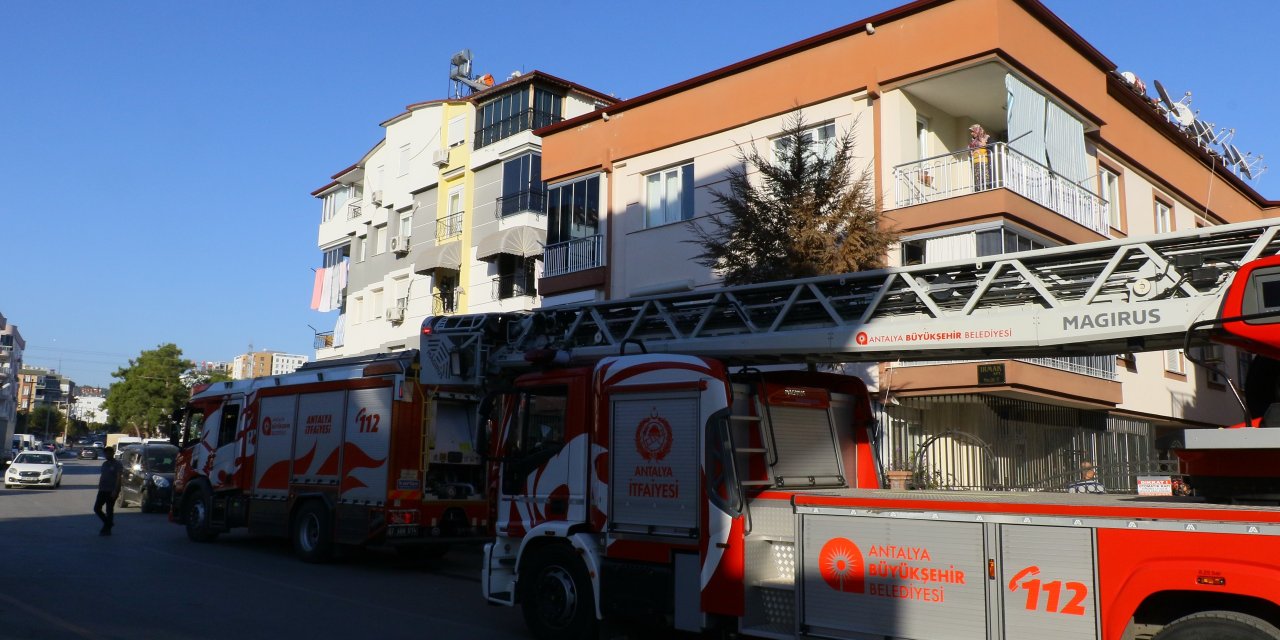 Evinin yandığını gören genç kız göz yaşlarını tutamadı