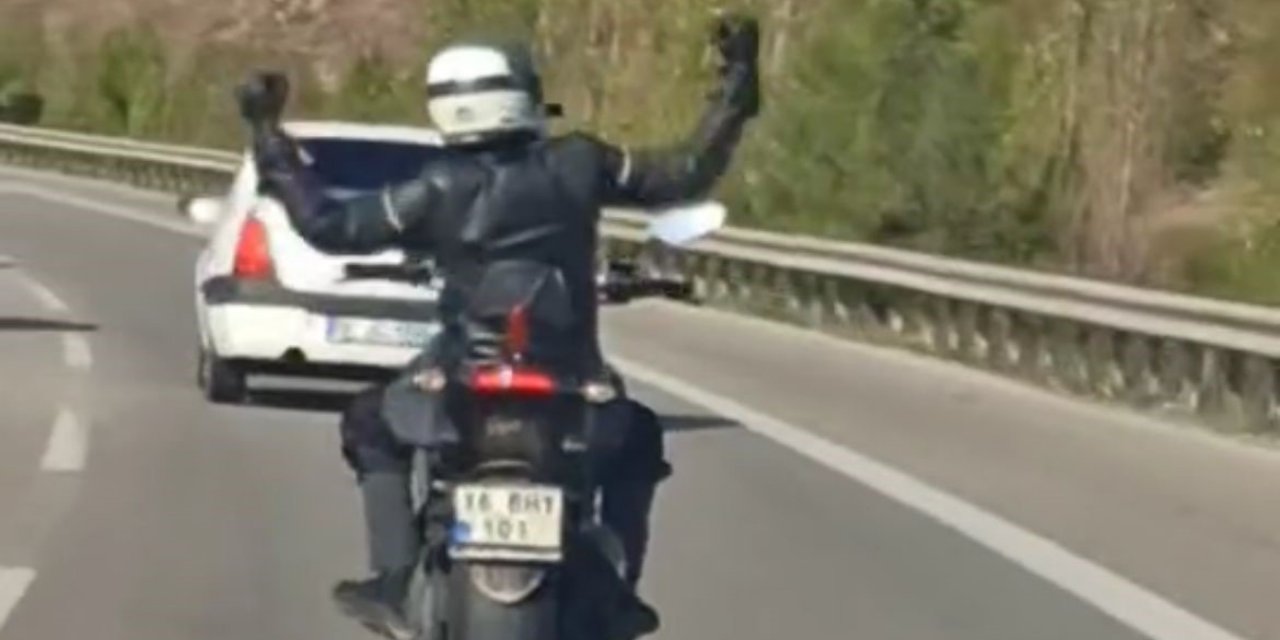 Trafiği hiçe saydı, motor üzerinde dans etti