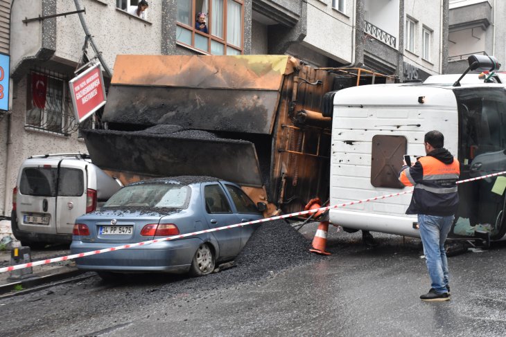 Asfalt yüklü kamyon araçların üzerine böyle devrildi