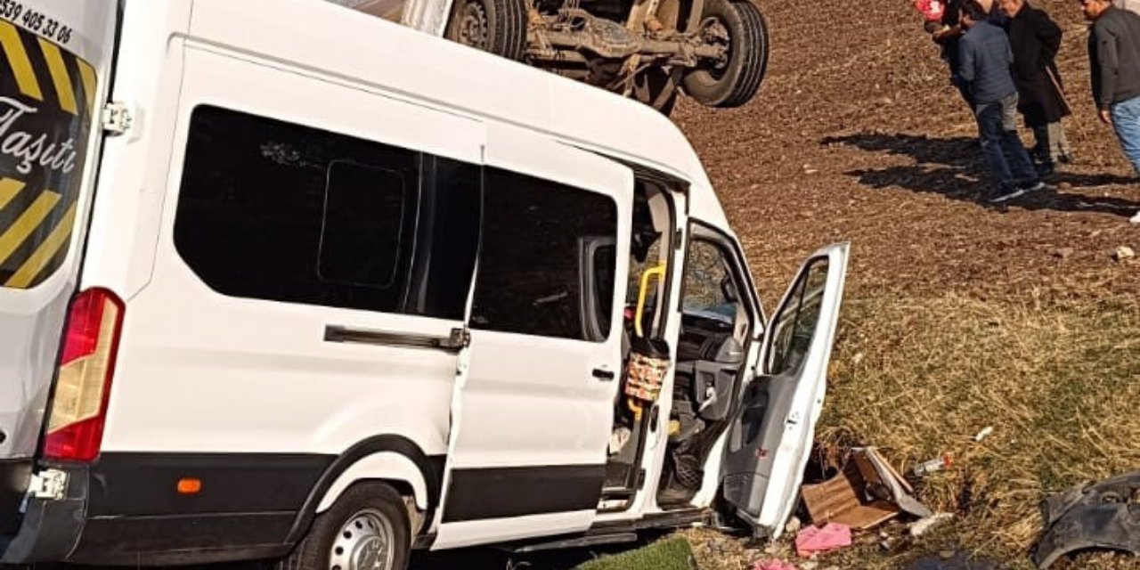 Öğretmenleri taşıyan servis aracı kaza yaptı