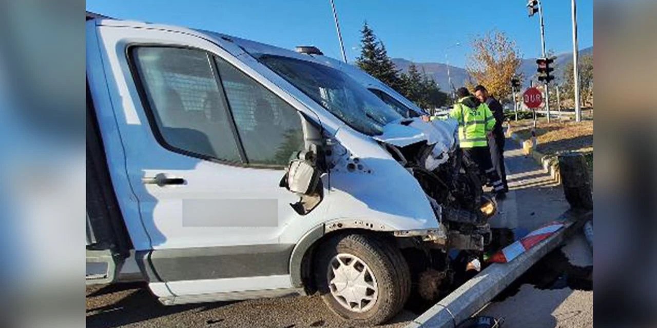 Konya’da kamyonet refüje çarptı, sürücü yaralandı