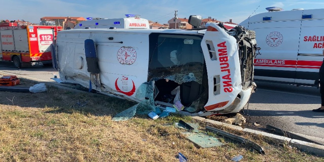 Hasta nakli yapan ambulans otomobille çarpıştı: 7 kişi yaralı