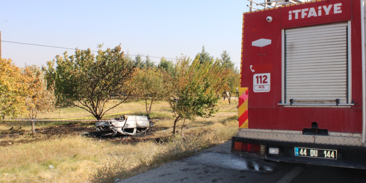 Kayısı bahçesine devrilen otomobil alev aldı: 2 kişi öldü