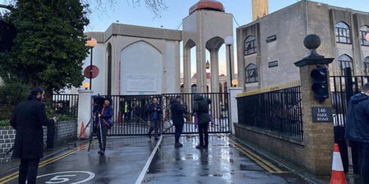 Londra'da bir kişi, camide namaz kılan din görevlisini bıçakladı