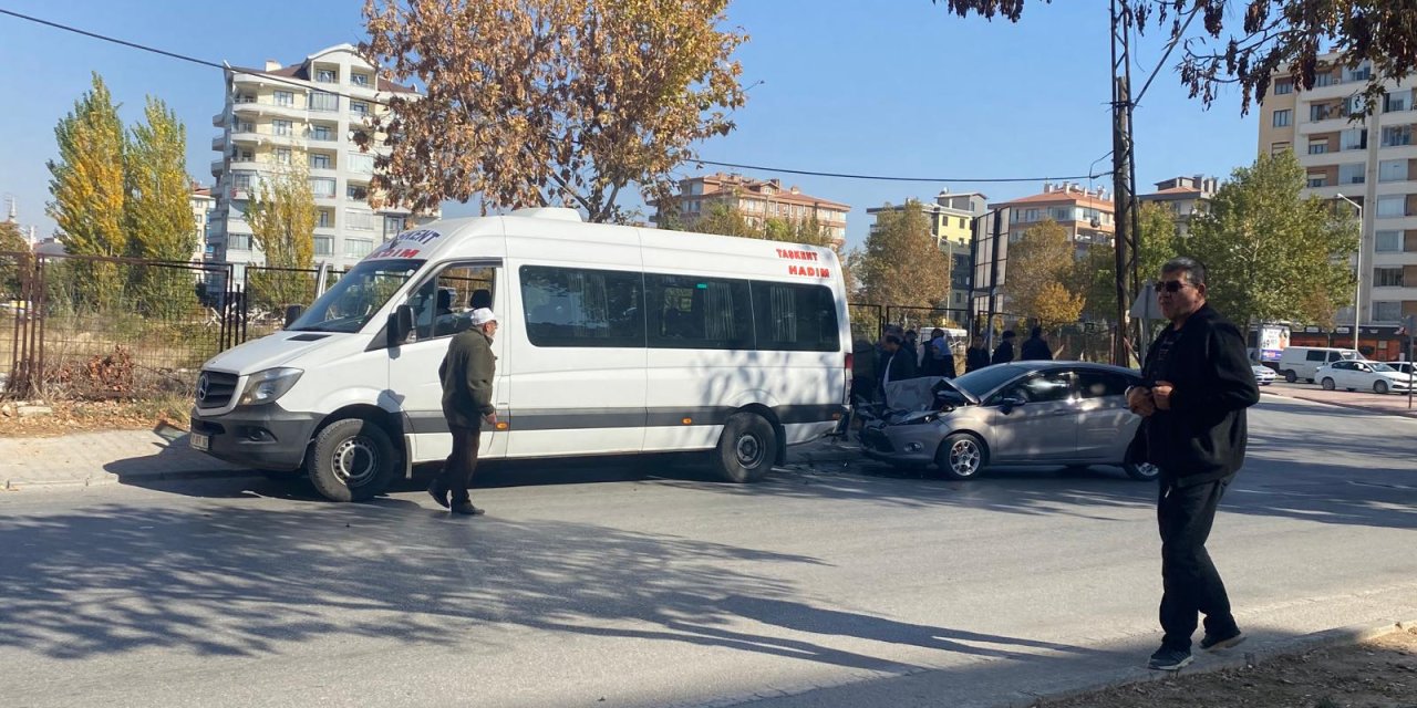 Konya’da otomobil yolcu minibüsüne çarptı