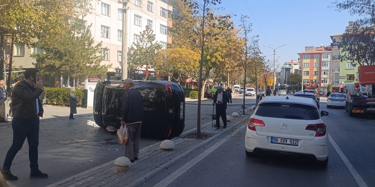 Konya’da CHP'li vekilin aracı direğe çarpıp devrildi