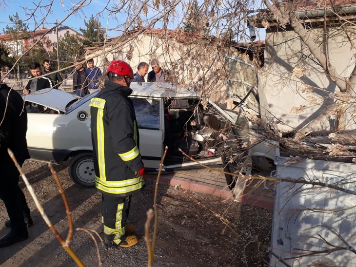 Konya’da duvara çarpan otomobil bu hale geldi, sürücü yaralı kurtarıldı