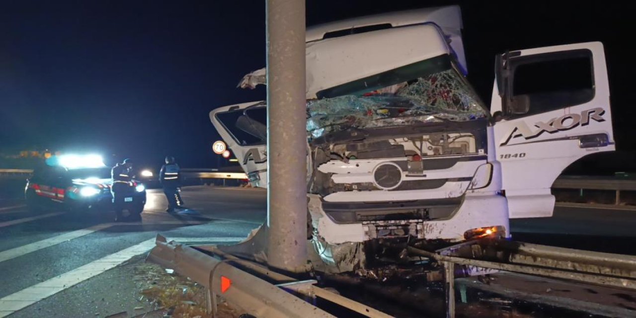 Konya kavşağında TIR, yol ayrım direğine çarptı