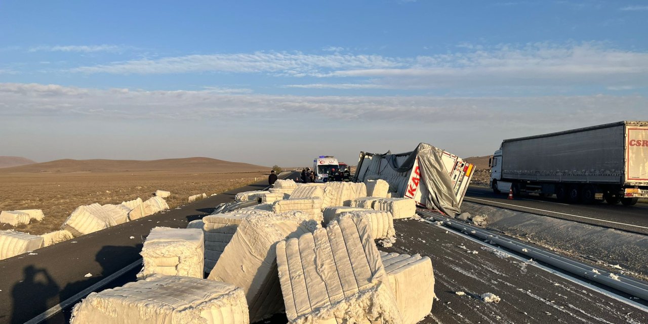 Konya'da pamuk balyası yüklü TIR devrildi: 1 ölü, 1 yaralı