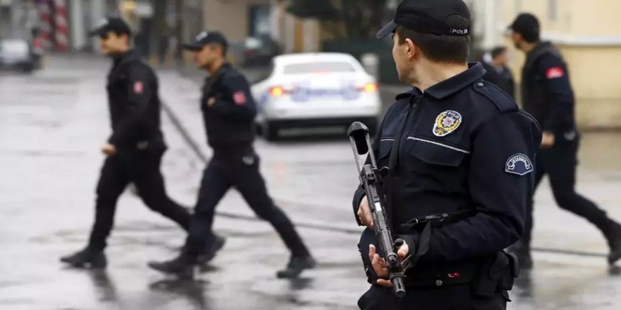 Polis memuru, tartıştığı polisi vurdu