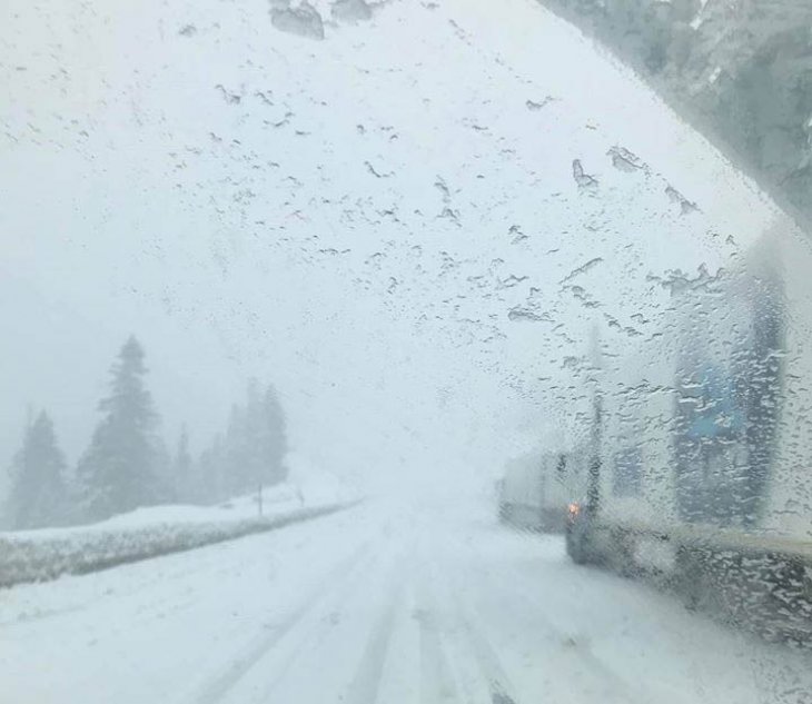 Konya’da kar yağışı ulaşımı etkiliyor! Antalya yolu tır trafiğine kapatıldı