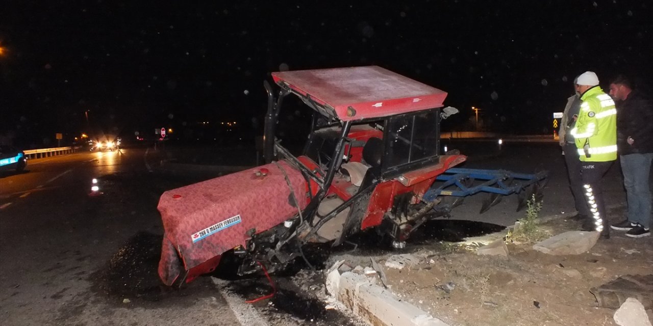 Traktör otomobille çarpıştı, ortalık savaş alanına döndü