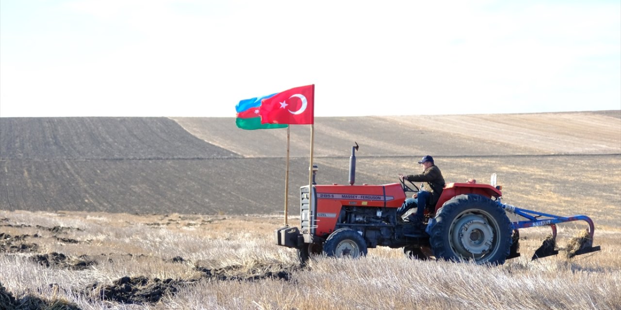 Tarlasına pullukla "Karabağ Azerbaycan'dır" yazdı