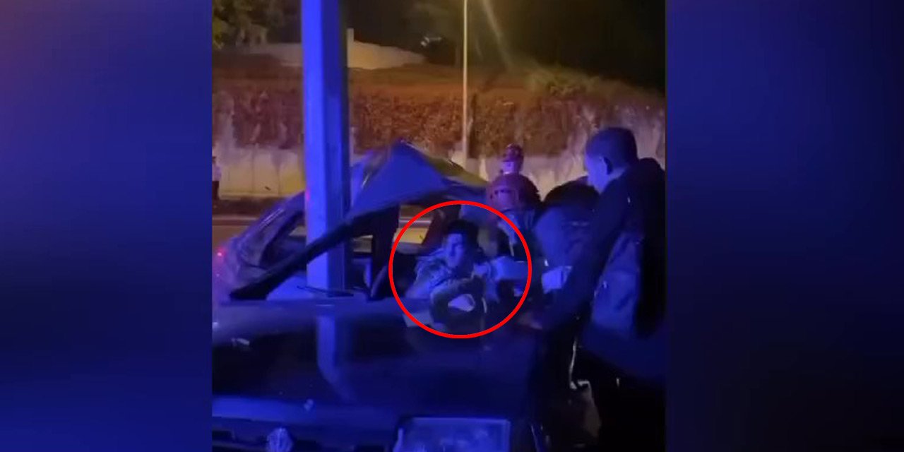 Konya’da otomobil direğe çarptı, ekipler sıkışan sürücü için seferber oldu