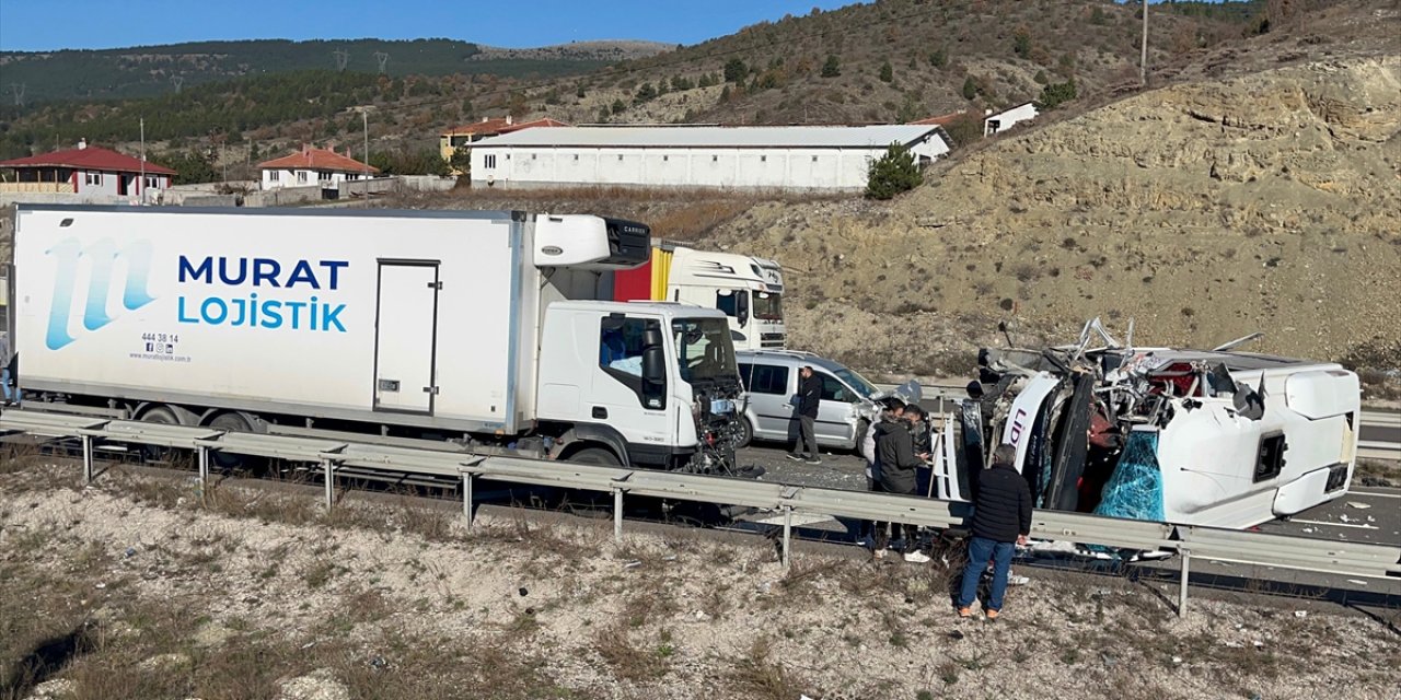 TIR, midibüs ve hafif ticari araç çarpıştı! Çok sayıda yaralı var