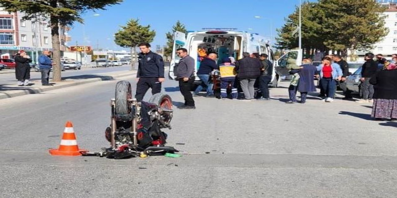 Konya’da otomobille çarpışan motosiklet bu halde durdu