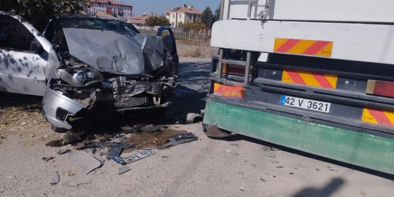 Konya’da süt kamyonu otomobille çarpıştı: 2 yaralı