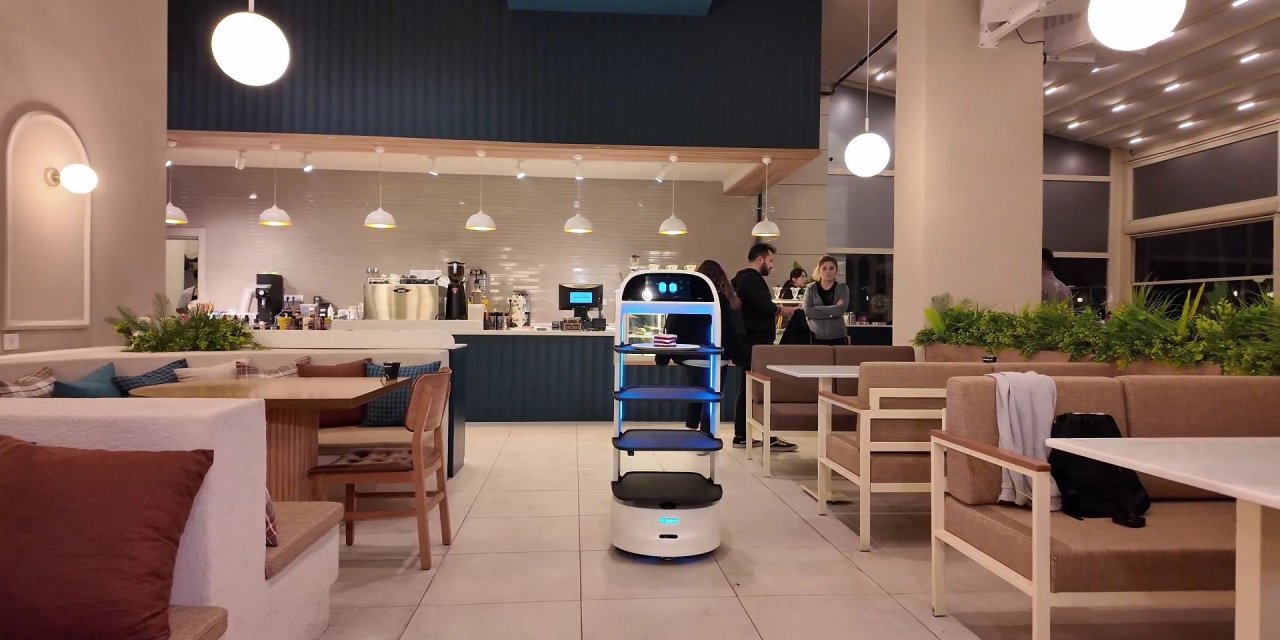 Bu kafede robotlar servis yapıyor