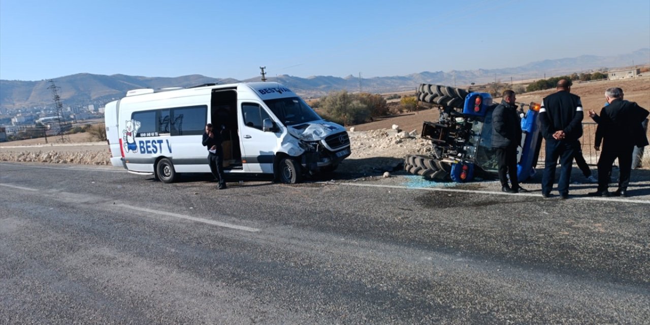 Minibüs ile çarpışan traktör devrildi: 5 yaralı