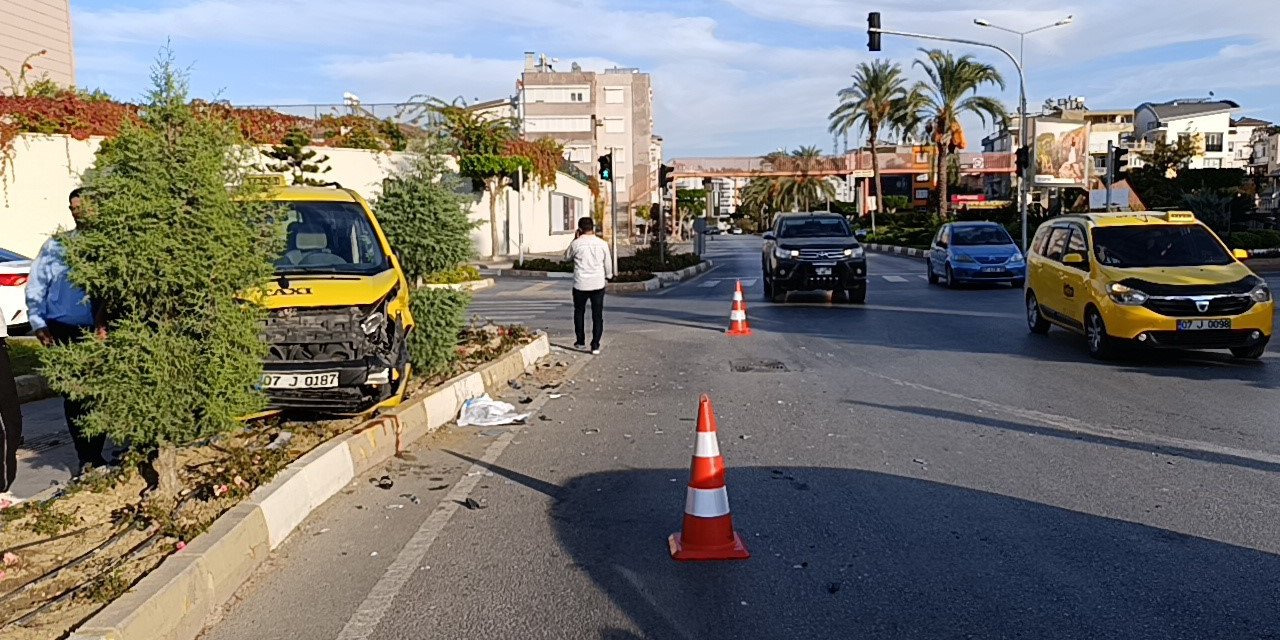 Otomobiller hurdaya döndü, sürücülerin burnu bile kanamadı