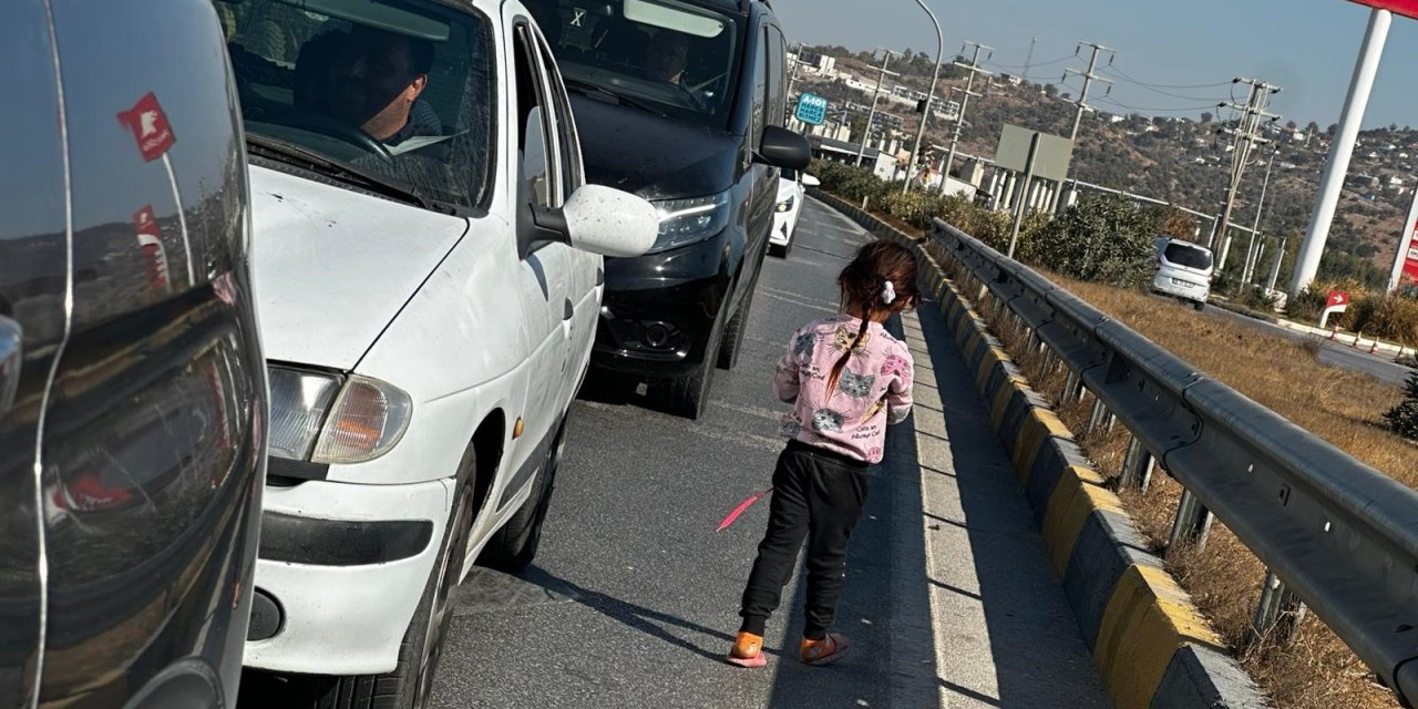 Dilendirilen küçük çocuklar, adeta ölümle dans ediyor