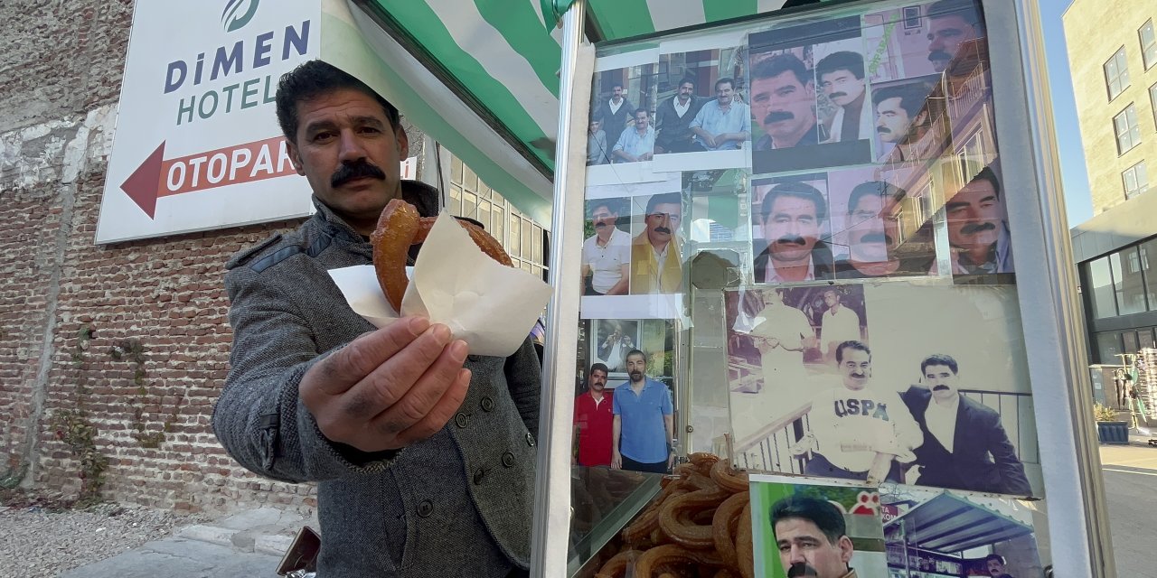 İş arabasını sevdiği sanatçıyla süsledi, şarkı söyleyerek satış yapıyor