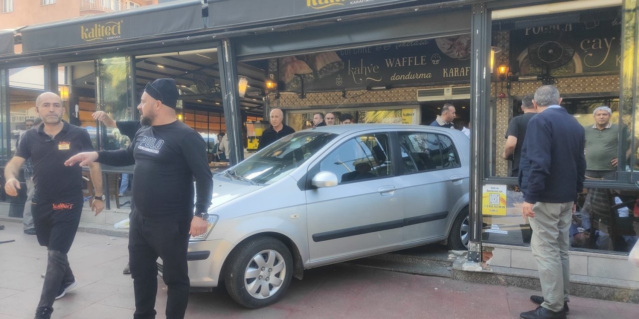 Otomobil kafeye daldı, 1'i ağır 4 kişi yaralandı