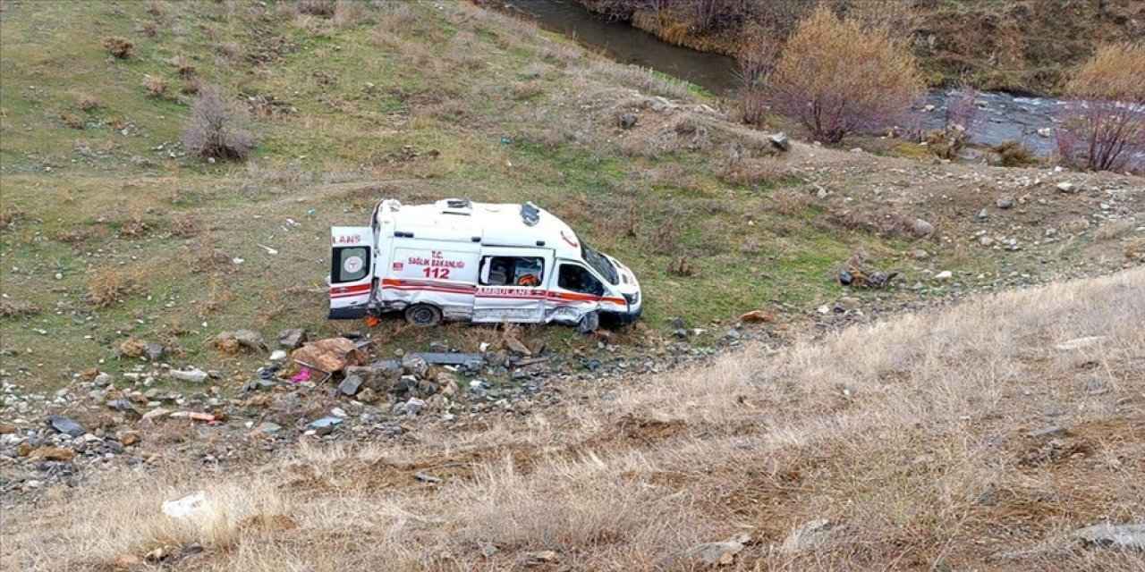 Yaralıları almaya giden ambulans kaza yaptı! 3'ü sağlık personeli 11 yaralı var