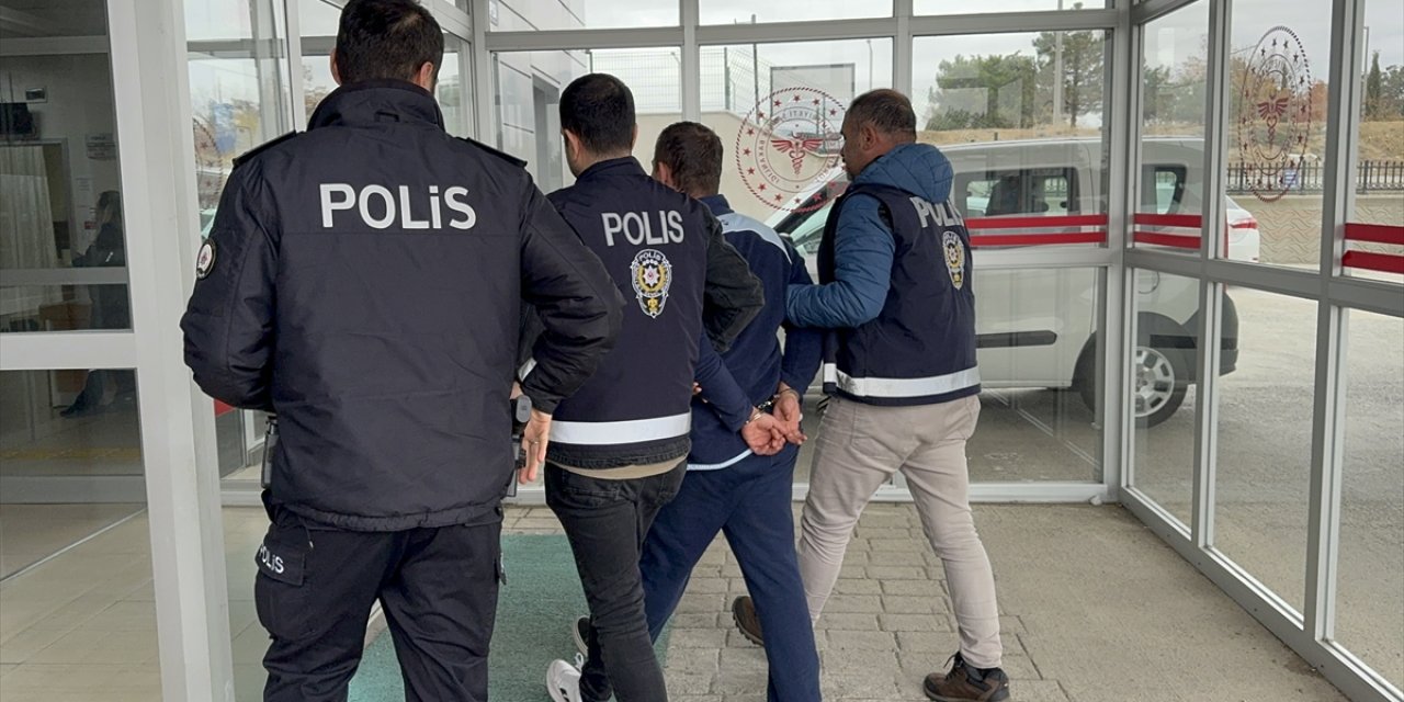 17 yaşındaki genç, annesini bıçakla öldürüp 4 yakınını yaraladı