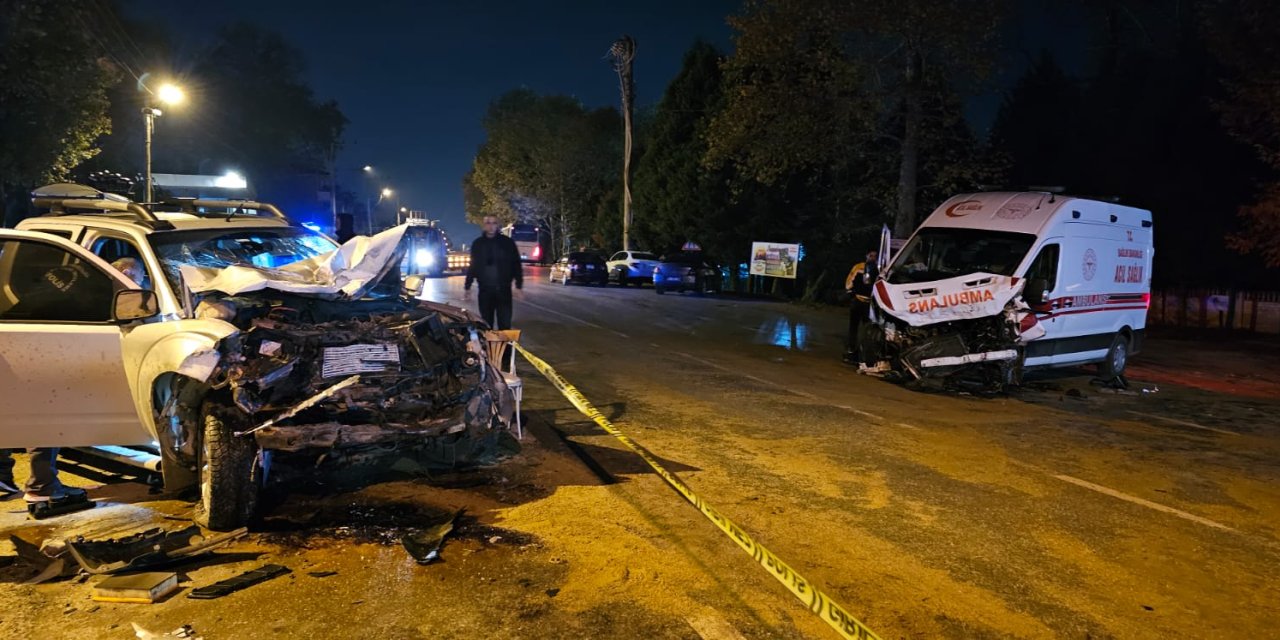 Ambulans zincirleme kazaya karıştı, 1 kişi öldü 3 sağlık çalışanı yaralandı