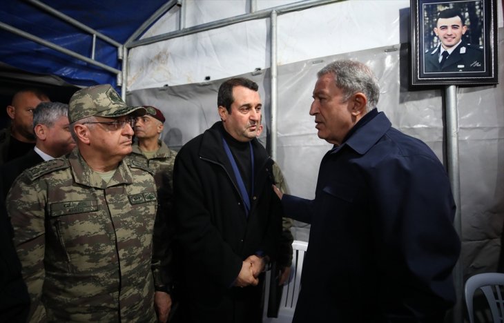 Bakan Akar ve komutanlar şehit teğmenin ailesini ziyaret etti