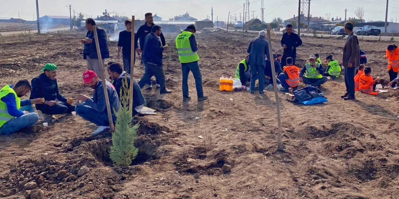 Konya’nın yeşil muhtarı, bir günde mahalle nüfusu kadar ağaç dikti