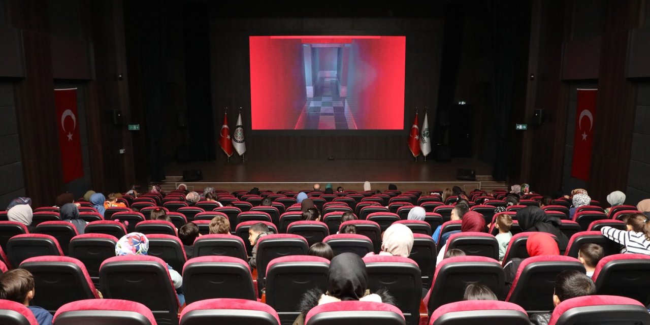 Karatay’da çocuklara ücretsiz sinema hediyesi