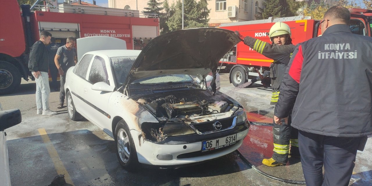 Konya'da park halindeki otomobil yandı