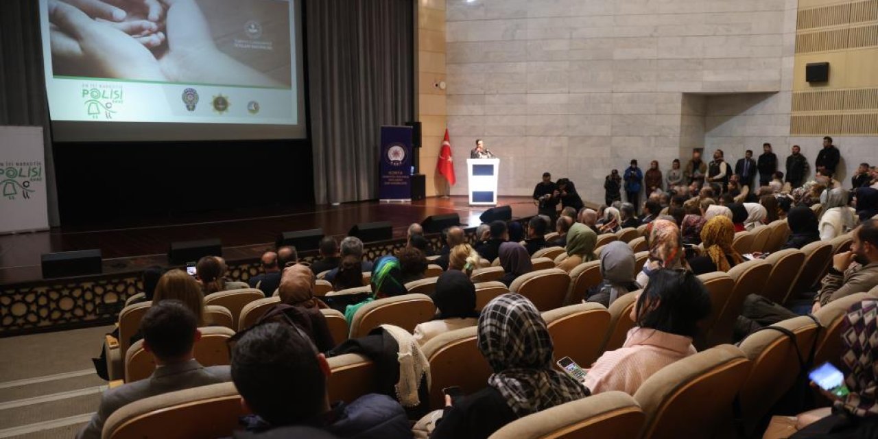 Konya’da En İyi Narkotik Polisi Anne semineri