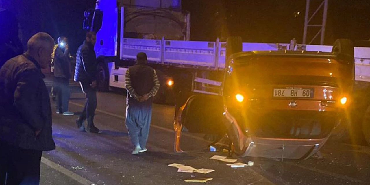 Konya’da TIR’la çarpışan otomobil devrildi