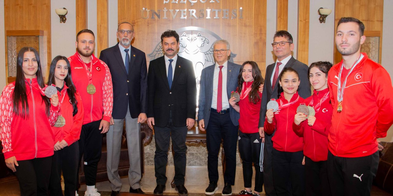 Selçuk Üniversitesi'nin şampiyon sporcularından Rektör Yılmaz'a ziyaret