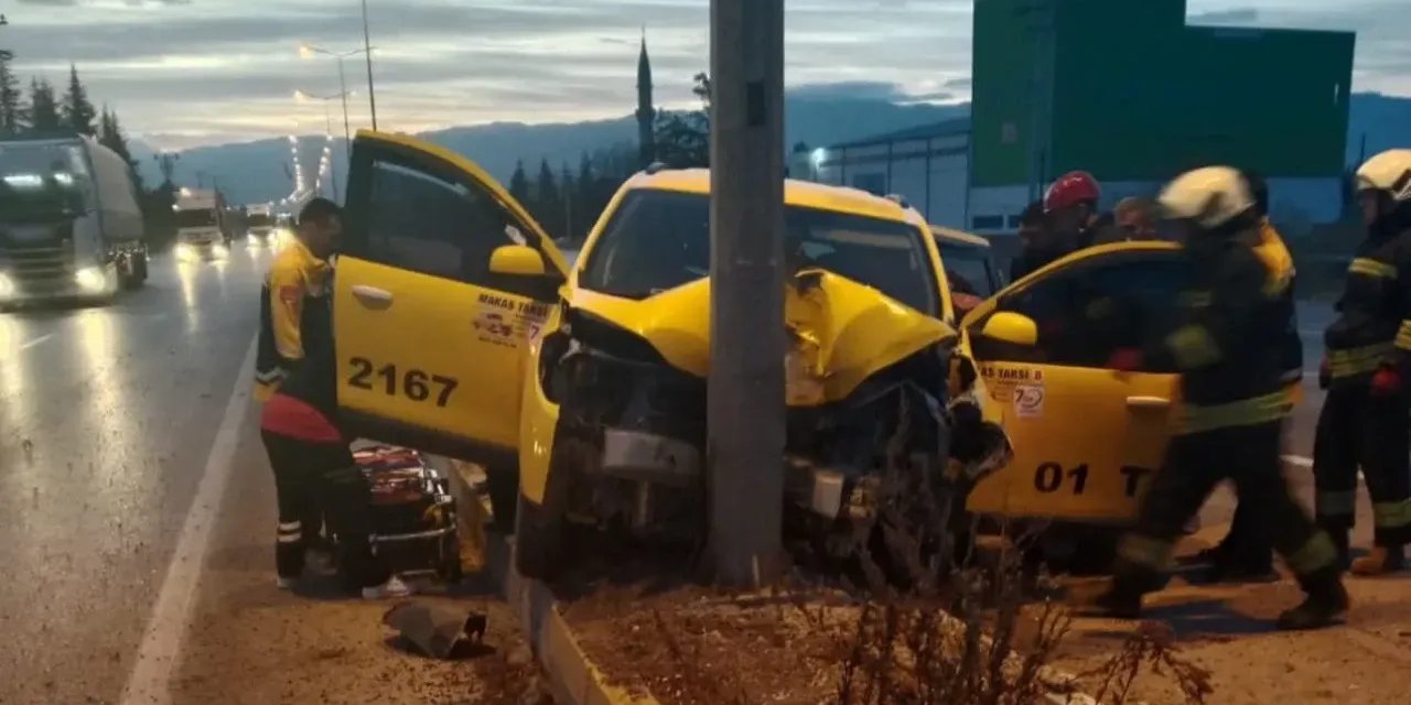 Konya’da ticari taksi direğe çarptı! Yaralılar var