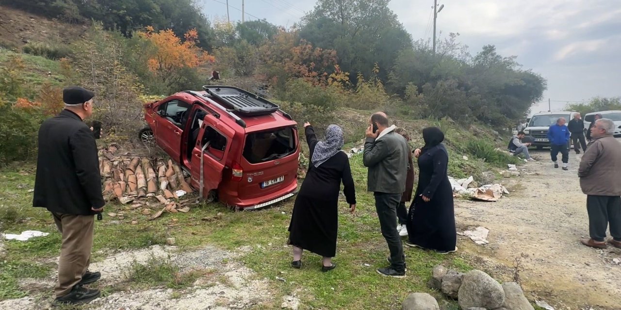 Dedesinin aracını kaçırdı, polis takibindeyken kaza yaptı