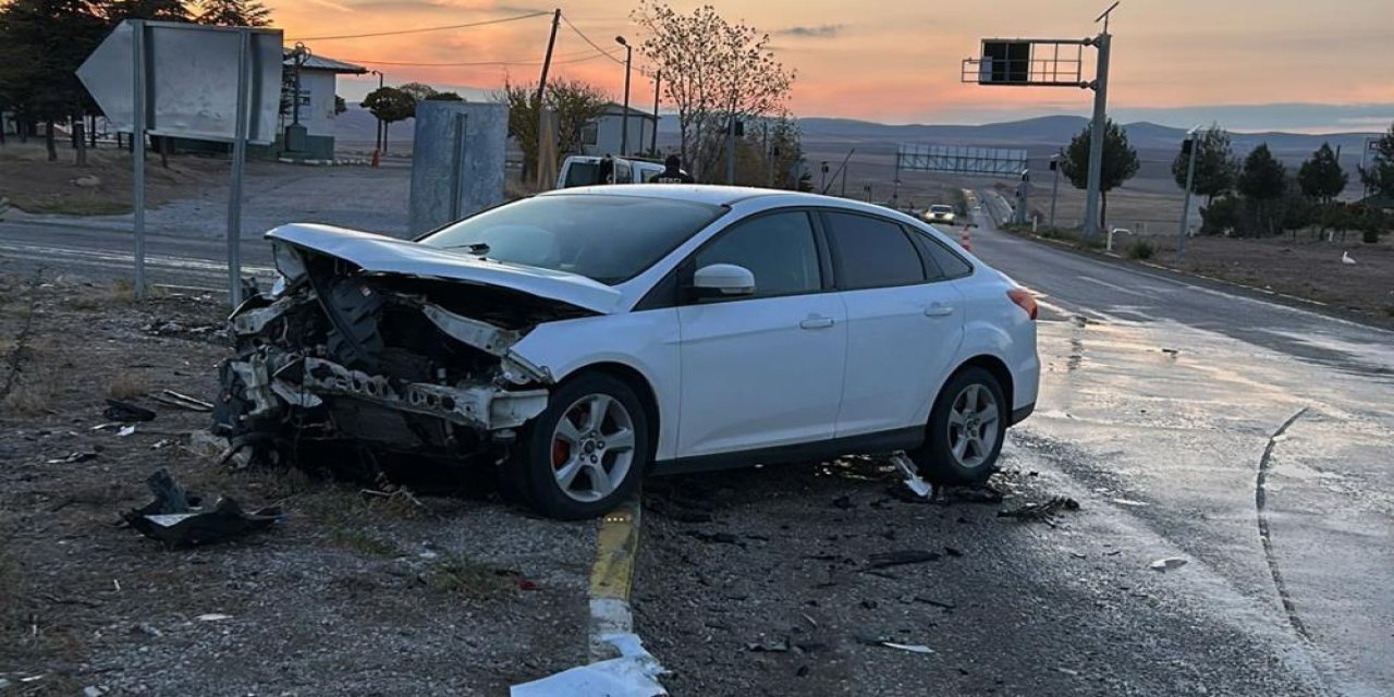 Konya yolunda 2 otomobil çarpıştı! 1’i polis 2 yaralı