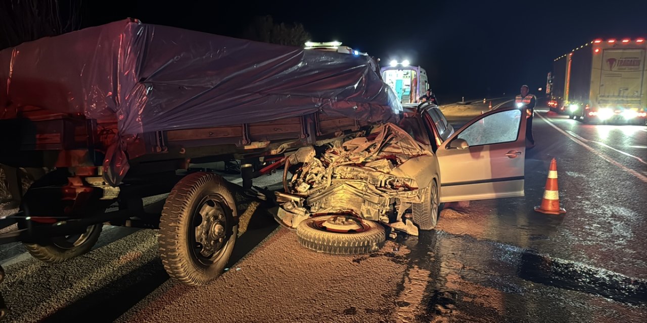 Traktörün römorkuna çarpan otomobildeki 1 kişi öldü